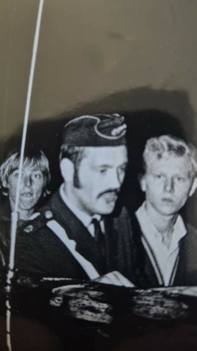 Gunnar, konstapeln från Sandviken, syns här med två ungdomar när det begav sig. Foto: Privat