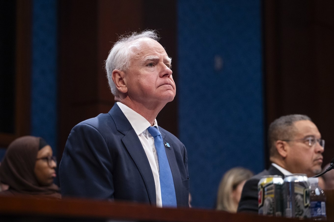 Minnesotas guvernör Tim Walz under utfrågningarna i kongressen den 4 mars. Foto: Madalina Kilroy