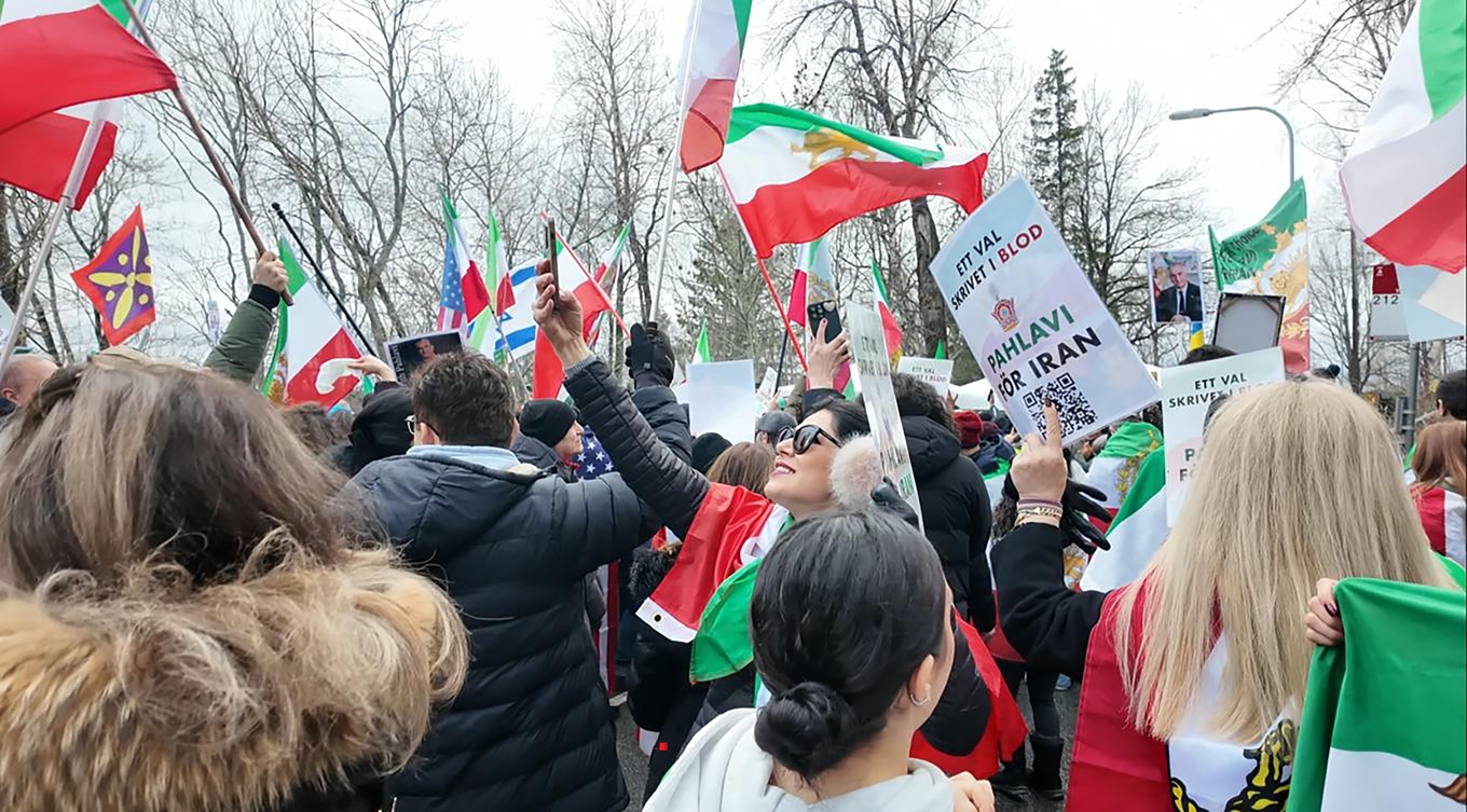 Exiliranier har världen över firat USA:s och Israels attack på Iran för att avlägsna den teokratiska regimen i Teheran. Trots detta har politiker i bland annat Sverige betecknat anfallet som olagligt. Foto: Roger Sahlström