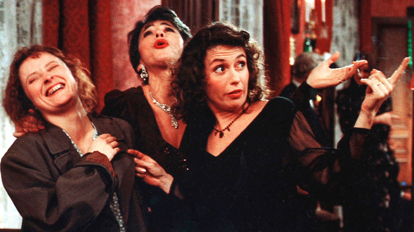 Gunilla Röör, Basia Frydman och Jessica Zandén i ”Freud flyttar hemifrån…”. Foto: Magnus Stenberg/Sandrew Film