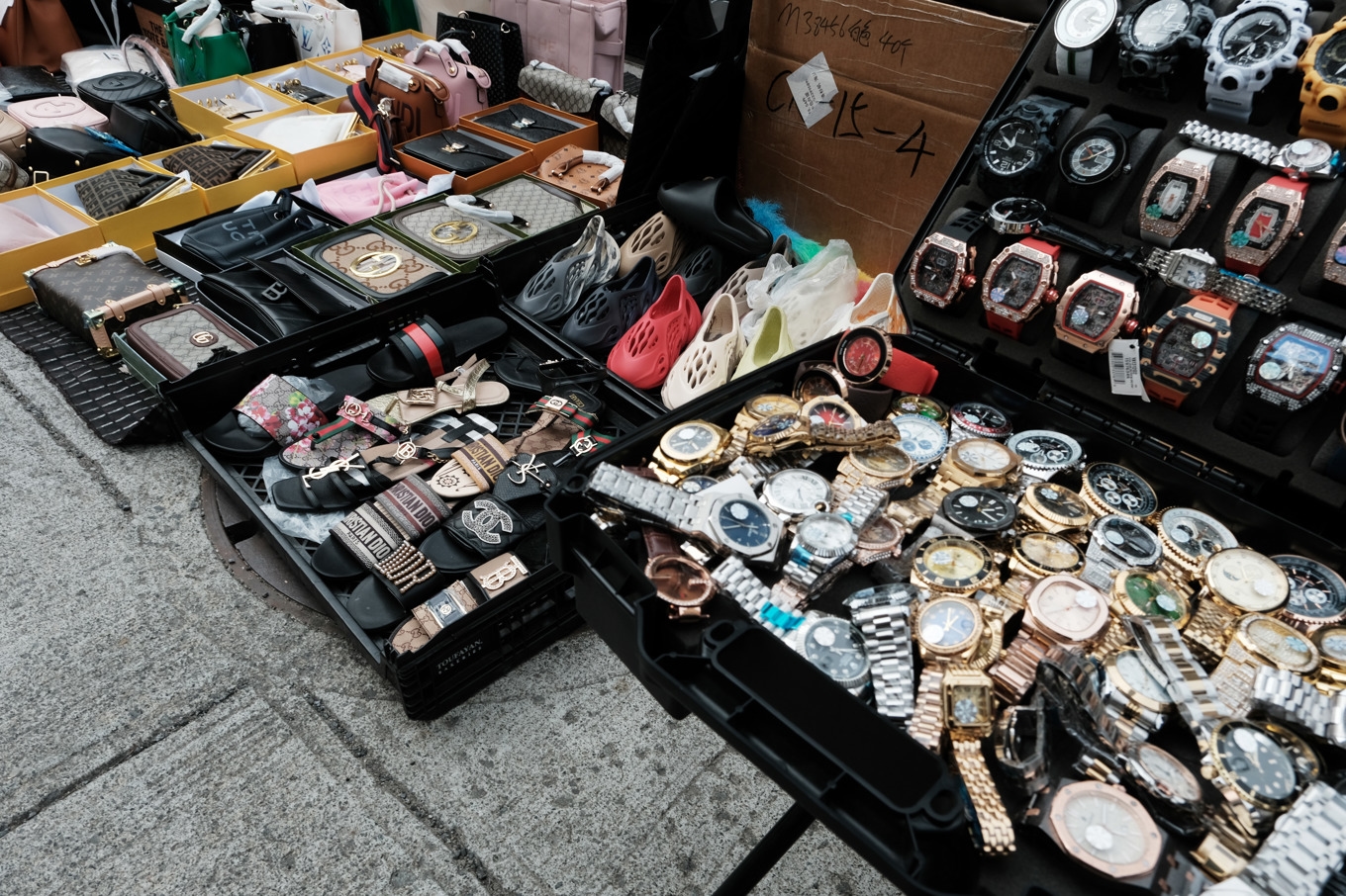 Falska märkesvaror säljs på Canal Street på Manhattan, New York. Kina är ursprungsland för en stor majoritet av världens förfalskade produkter. Foto: Spencer Platt/Getty Images