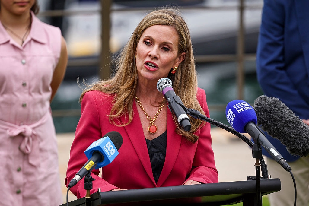 Australiens E-säkerhetskommissionär Julie Inman-Grant är inte nöjd med teknikbolagens arbete för att hindra unga att komma åt sociala medier. Foto:  David Gray / AFP via Getty Images)