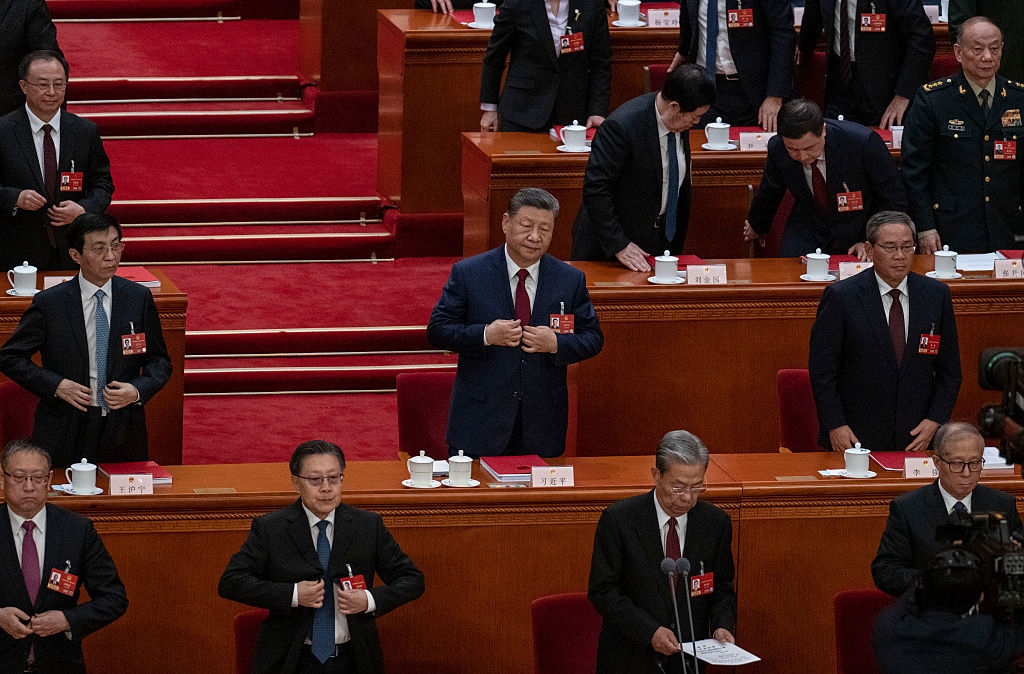 Kinas ledare Xi Jinping i mitten, under sessionerna med Kinas symboliska parlament i Peking den 12 mars. Foto:  Kevin Frayer/Getty Images