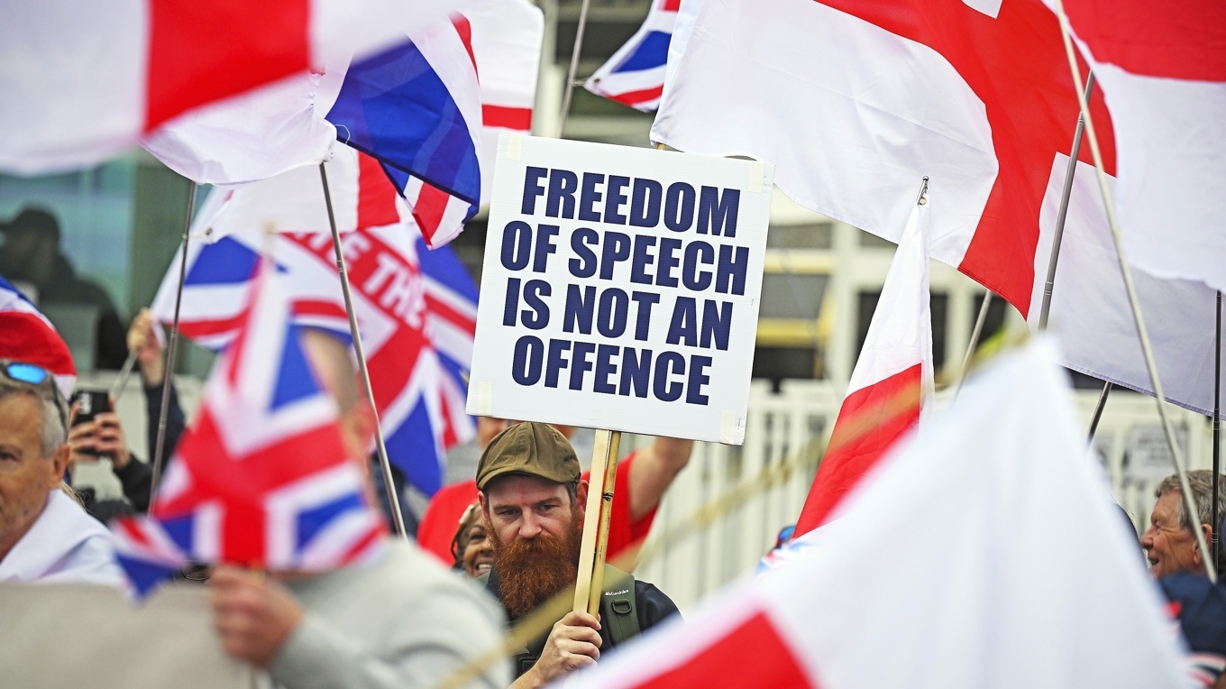 I Storbritannien har protester mot begränsad yttrandefrihet brutit ut. Foto: Finnbarr Webster/Getty Images
