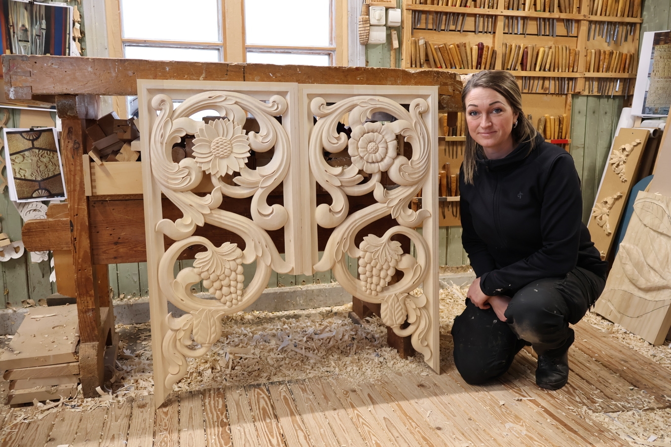 Bildhuggarmästare Emilia Lehrgrafven gör orgelns pipfältsornamentik. Hon är tacksam över att så många har velat ge bidrag för att möjliggöra orgelbygget. ”Det är fantastiskt att vi kan göra en sådan här grej i dag, och den kommer att finnas kvar länge.” Foto: Privat