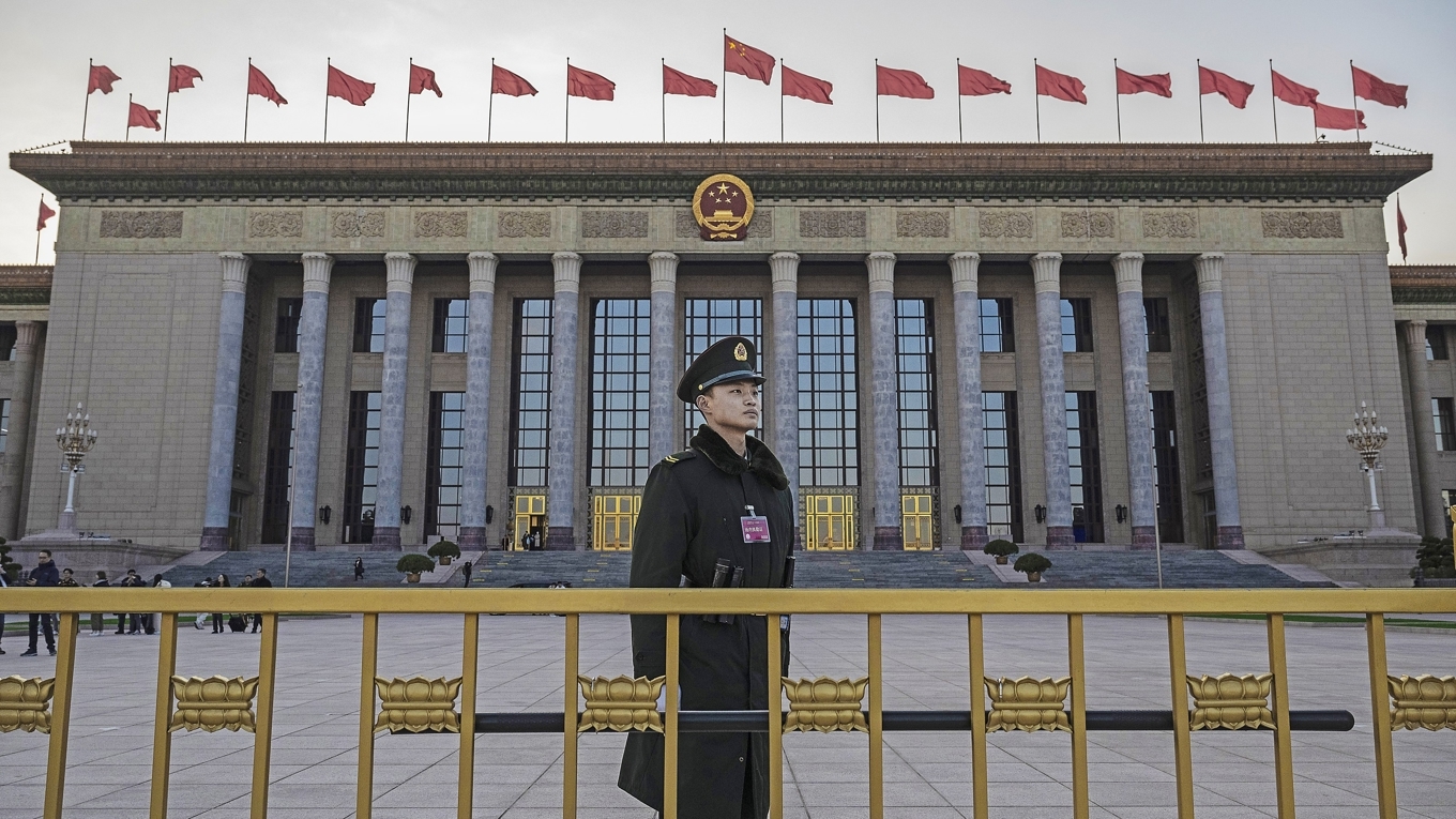 Beväpnad polis utanför Folkets stora hall i Peking, där nationella folkkongressen sammanträder. Foto: Kevin Frayer/Getty Images