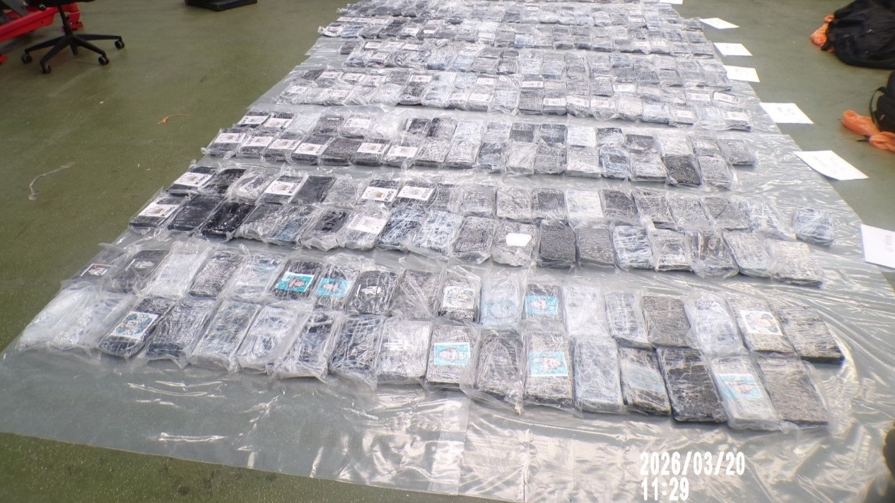 I hamnen i London beslagtog tullperson cirka ett ton kokain. Foto: National Crime Agency