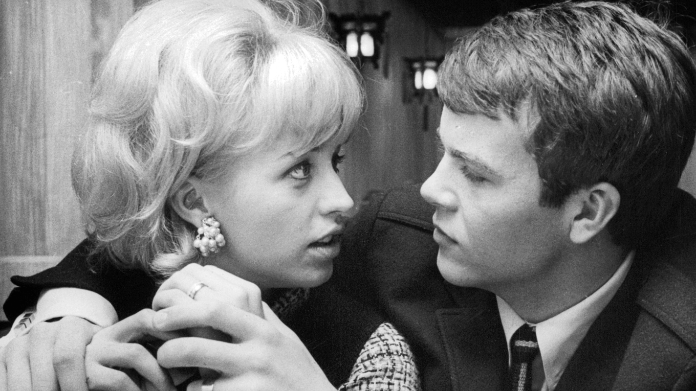 Barbro ”Lill-Babs” Svensson och Lasse Berghagen under förlovningslunchen på en restaurang i Stockholm den 3 november 1965. Foto: TT BILD