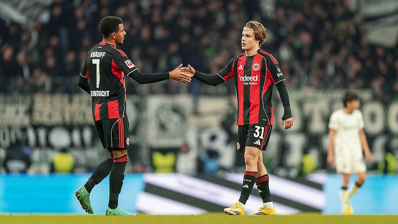 BP:s dyrbara export Love Arrhov debuterade för Frankfurt mot Mönchengladbach den 14 februari (3–0). Här tackar han lagkamraten Ansgar Knauff efter slutsignalen. Foto: Fabio Deinert/Getty Images