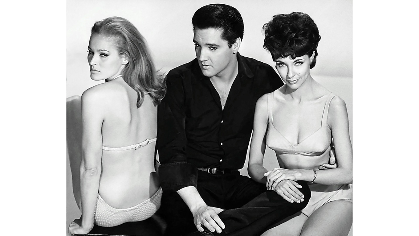 Ursula Andress, Elvis Presley och Elsa Cárdenas i samband med inspelningen av ”Kul i Acapulco” från 1963. Foto: Public Domain