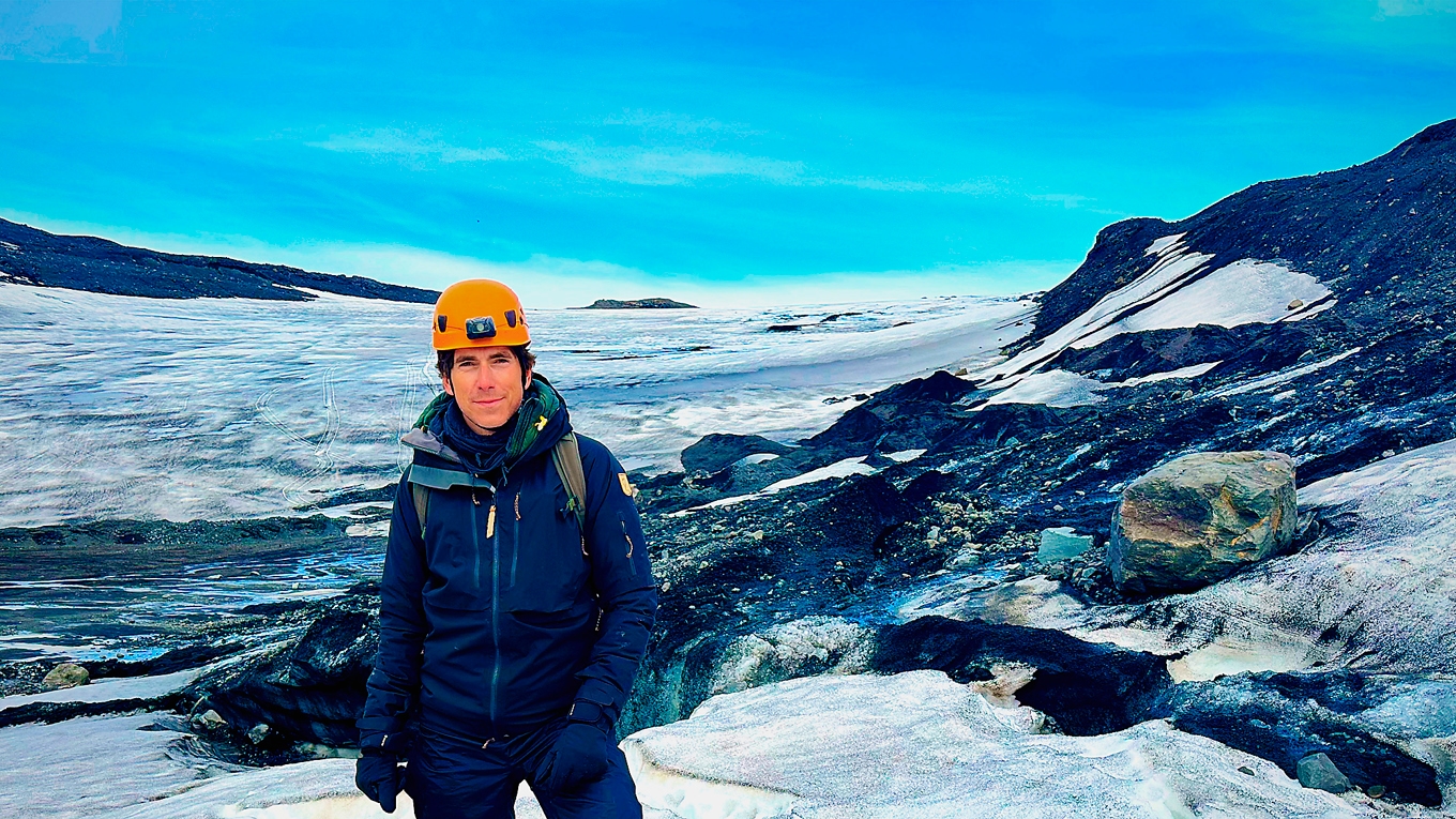 ”Norden med Simon Reeve” börjar på Svalbard. Foto: BBC/UR