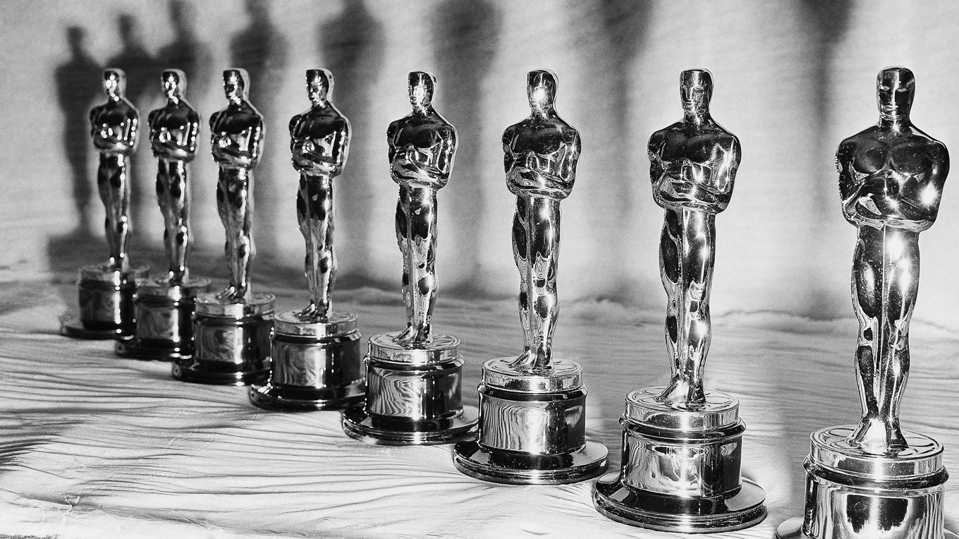 Oscarsstayetten, som föreställer en riddare med korsfararsvärd stående på en filmrulle, är cirka 34 centimeter hög och väger runt 3,8 kilo. Dagens gubbe är tillverkad av britanniametall (en sorts tennlegering) och är överdragen med 24 karats guld.
Historiskt sett har statyetten främst varit guldpläterad, men under andra världskriget tillverkades den tillfälligt i målad gips på grund av metallbrist. Efter kriget fick vinnarna byta ut sina gipsstatyetter mot versioner i metall. Foto: AP/TT BILD