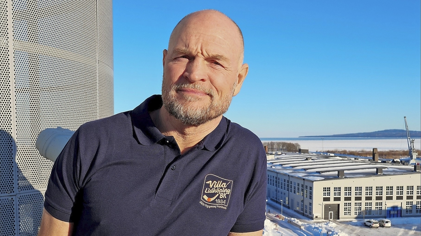 Pelle Fosshaug, Villas guldtränare från i fjol, siktar på att ta sitt lag till tredje raka SM-guldet i helgen, då hans Villa möter Edsbyn i SM-finalen i bandy. Foto: vlbk.se