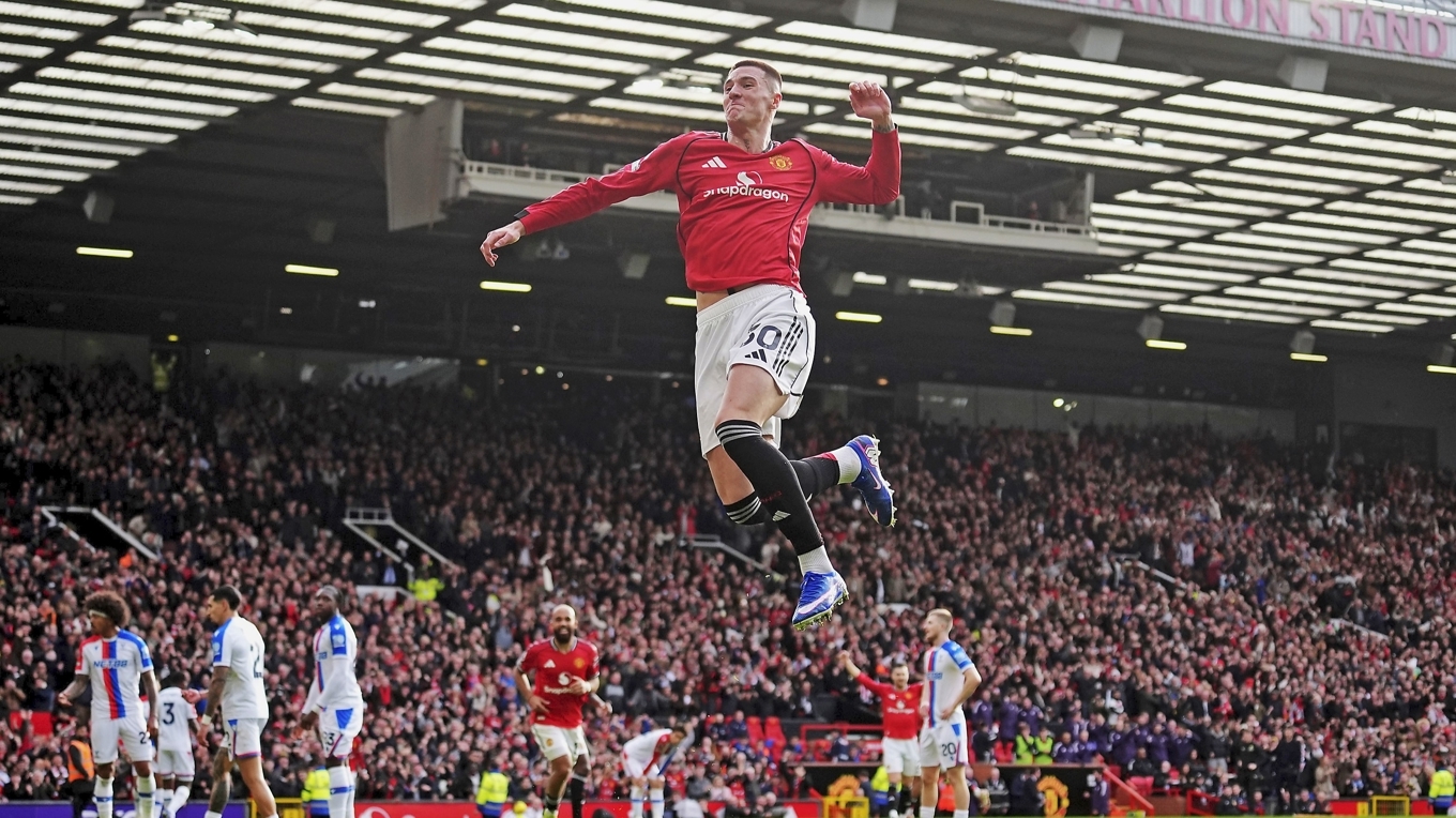 Manchester Uniteds Benjamin Sesko firar efter att ha gjort segermålet i matchen mot Crystal Palace, som slutade 2–1 och förde upp United till tredje plats i Premier League.
Foto: Martin Rickett/AP/TT
