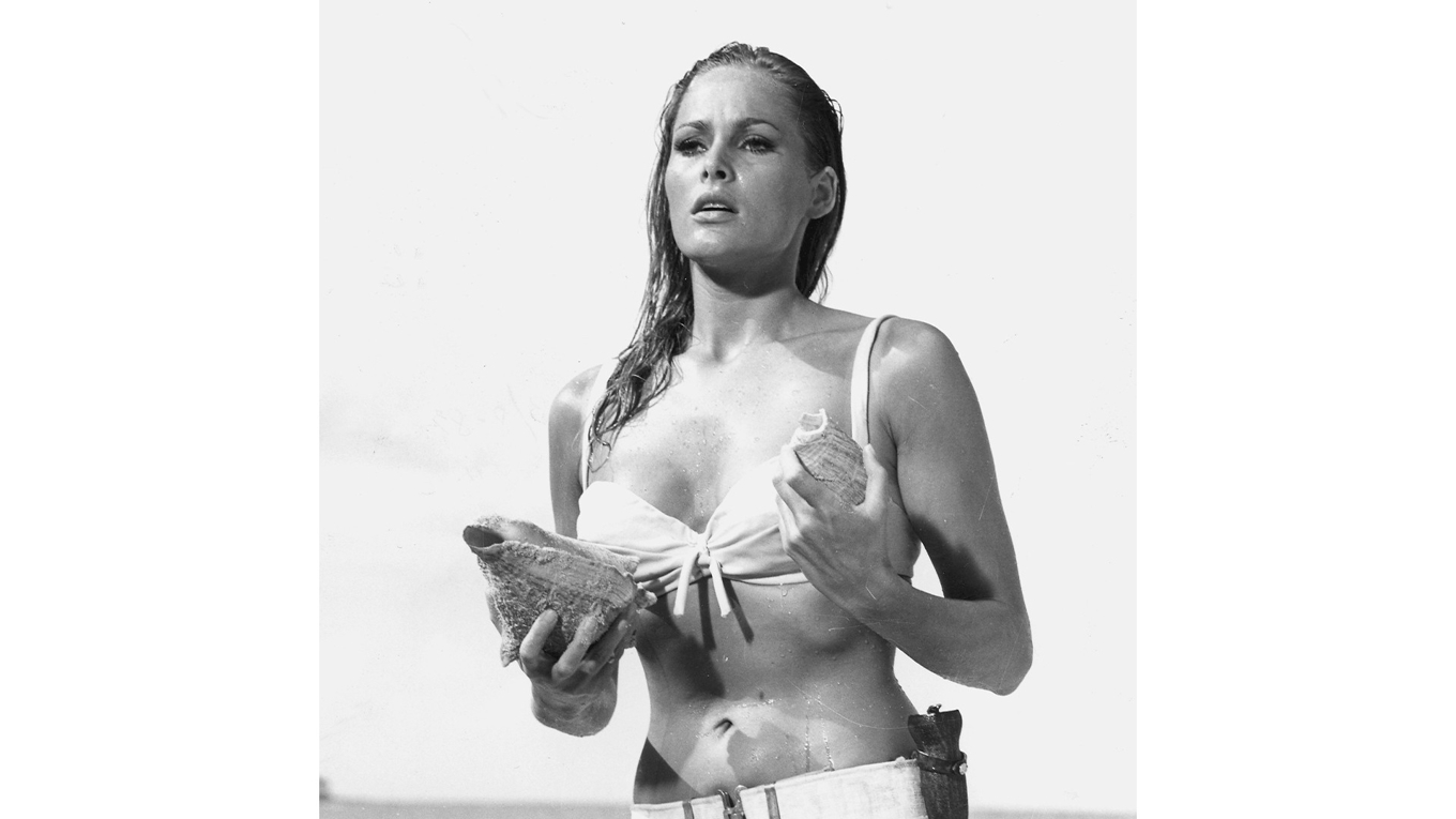 Nyligen fyllde Ursula Andress, den legendariska Bondaktrisen,90 år. 
För att travestera en välbekant sångare: Sol, vind och vatten är det bästa som vi vet (särskilt som på bilden), men det är på dig, Ursula, vi tänker i hemlighet! Foto: AP/TT BILD