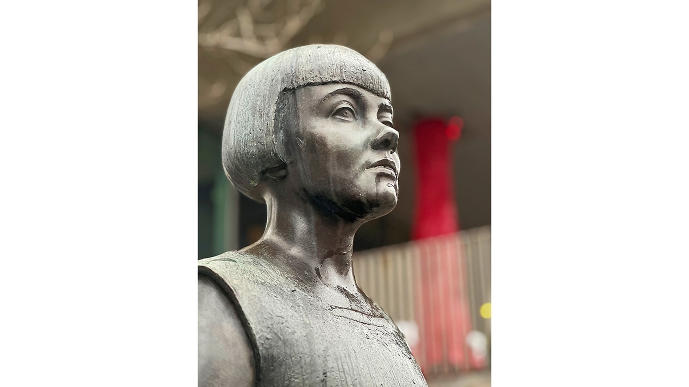 Närbild av Peter Lindes bronsskulptur föreställande författaren Karin Boye utanför Stadsbiblioteket i Göteborg den 25 februari 2026. Foto: Susanne Willgren Lamm