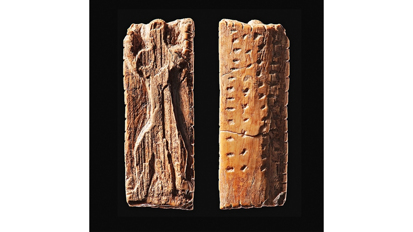 Figur snidad i elfenben med tecken inristade på baksidan. Drygt 30 000 år gammal. Foto: Hendrik Zwietasch/Wikimedia Commons
