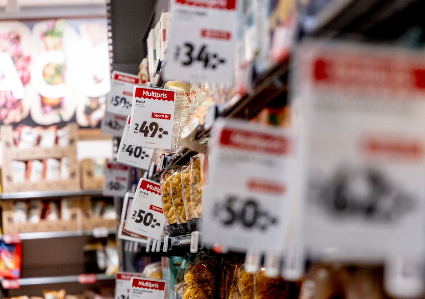 Prislappar och matvaror från matvaruaffär inför sänkt matmoms som träder i kraft den 1 april 2026. Foto: Adam Ihse/TT