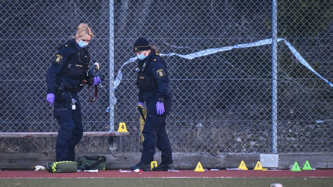 En ung pojke sköts till döds invid fotbollsplanen i Vårby gård i Huddinge, söder om Stockholm. En 15-årig flicka är misstänkt för dådet och även för mordet i Rosengård. Foto: Jessica Gow/TT