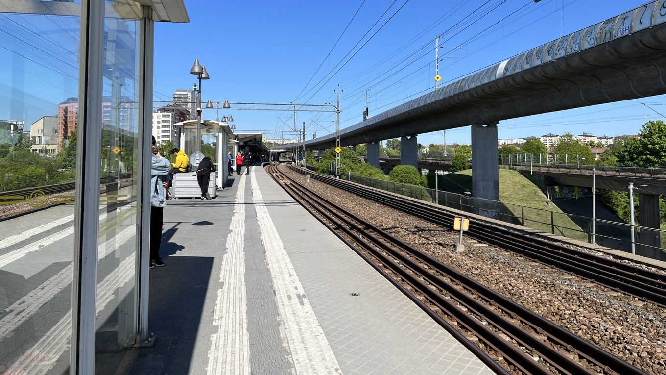 Spårspring, det vill säga personer som genar över tågspåren, är ett utbrett problem och orsakar omfattande störningar i trafiken. Foto: Sofia Drevemo