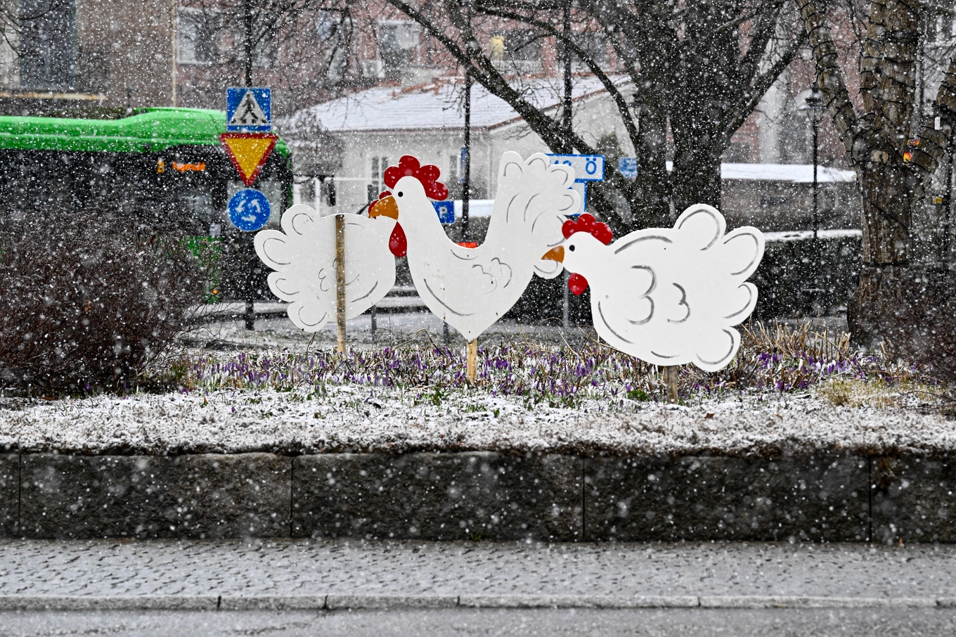 Långfredagen inleddes med snö i centrala Enköping. Snart följer även lågtrycket Dave. Foto: Fredrik Sandberg/TT