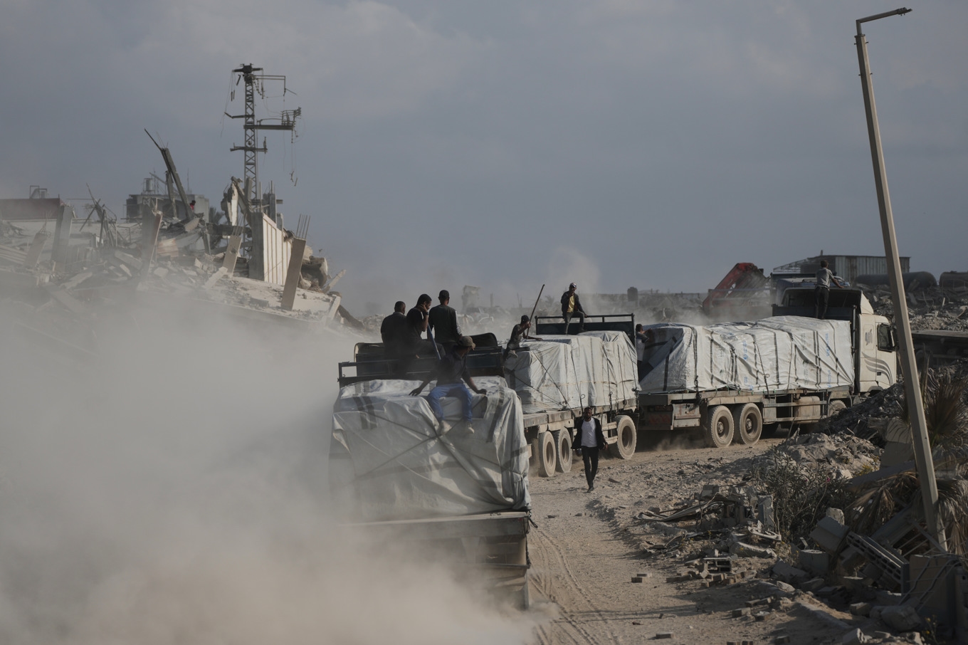 Lastbilar vid Zikims gränsövergång. Bilden är från november 2025. Foto: Jehad Alshrafi/AP/TT