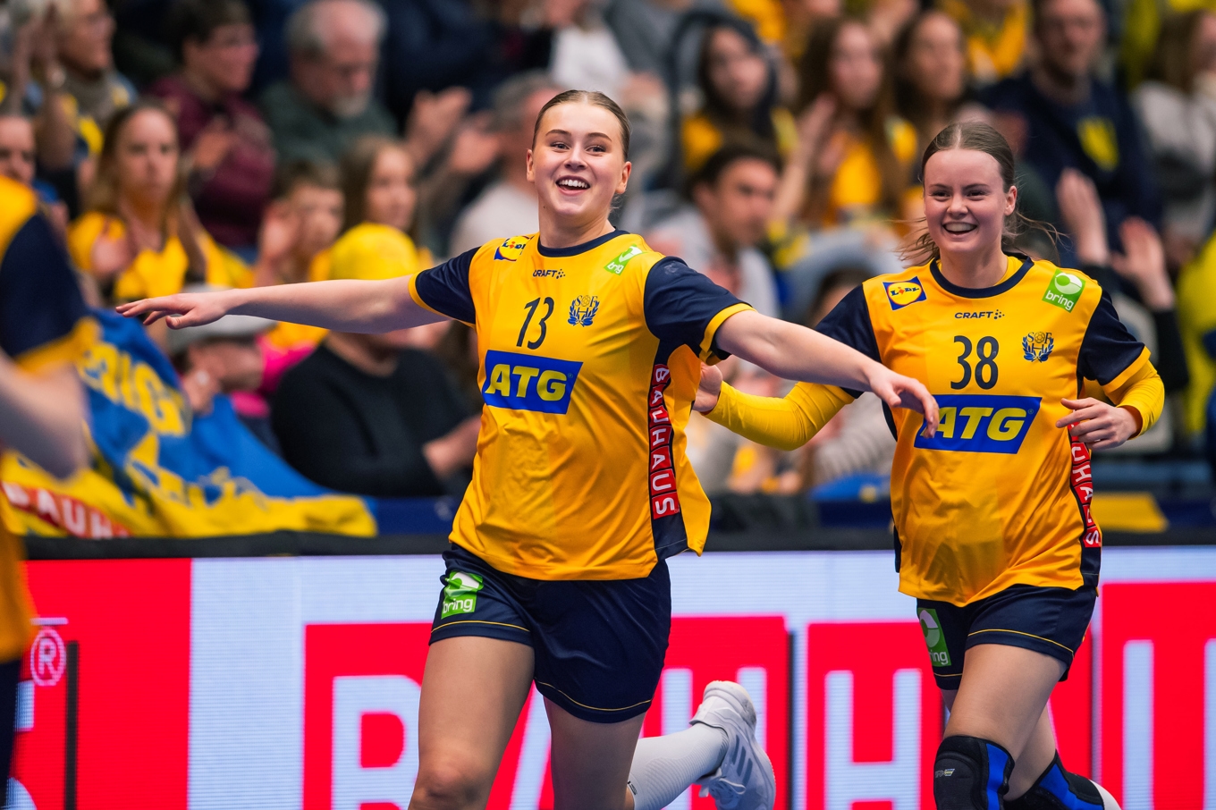 Stina Wikfors och Elin Hansson jublar under den sista EM-kvalmatchen mot Litauen. Arkivbild. Foto: Patric Söderström/TT