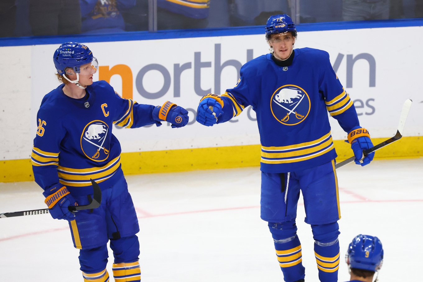 Buffalos Tage Thompson (till höger) tillsammans med Rasmus Dahlin (vänster). Arkivbild. Foto: Jeffrey T. Barnes/AP/TT