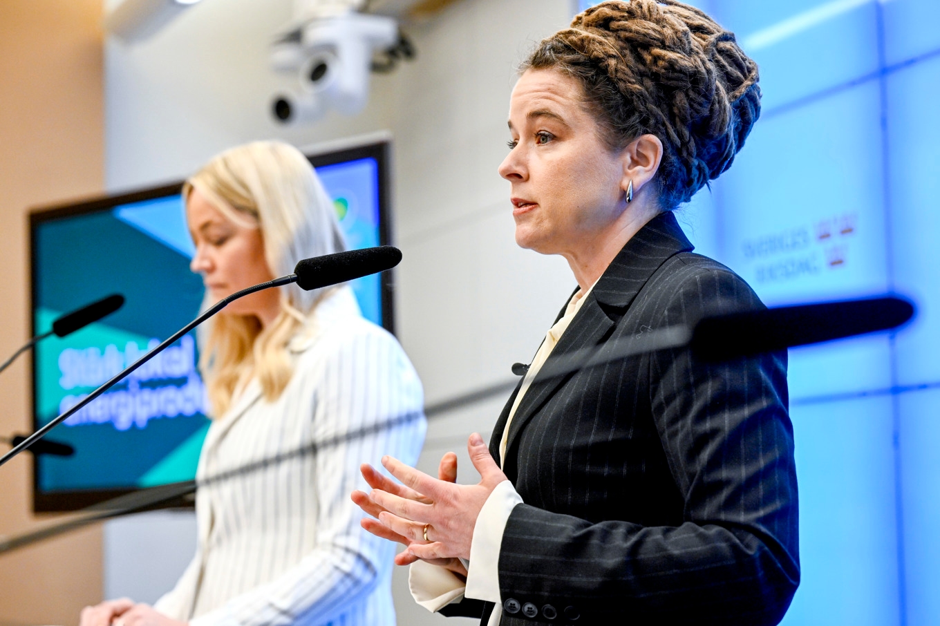 Jenny Jänkänpää (MP) kommunalråd i Gällivare och Miljöpartiets språkrör Amanda Lind vid en pressträff i riksdagen. Foto: Fredrik Sandberg/TT