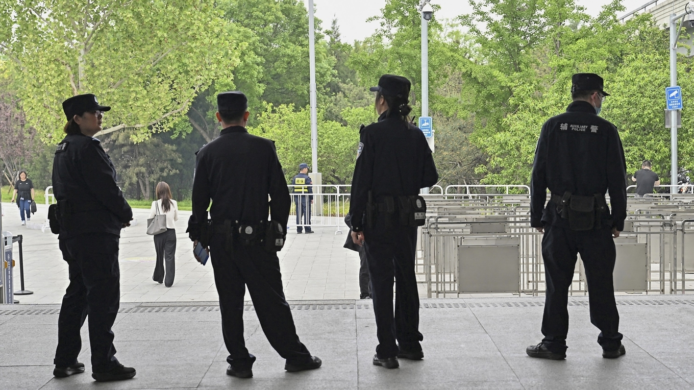 Poliser i Peking. Enligt Epoch Times källor har antalet oprovocerade offentliga attacker ökat över hela Kina, men myndigheterna tystar ner dem. Foto: Adek Berry/AFP via Getty Images