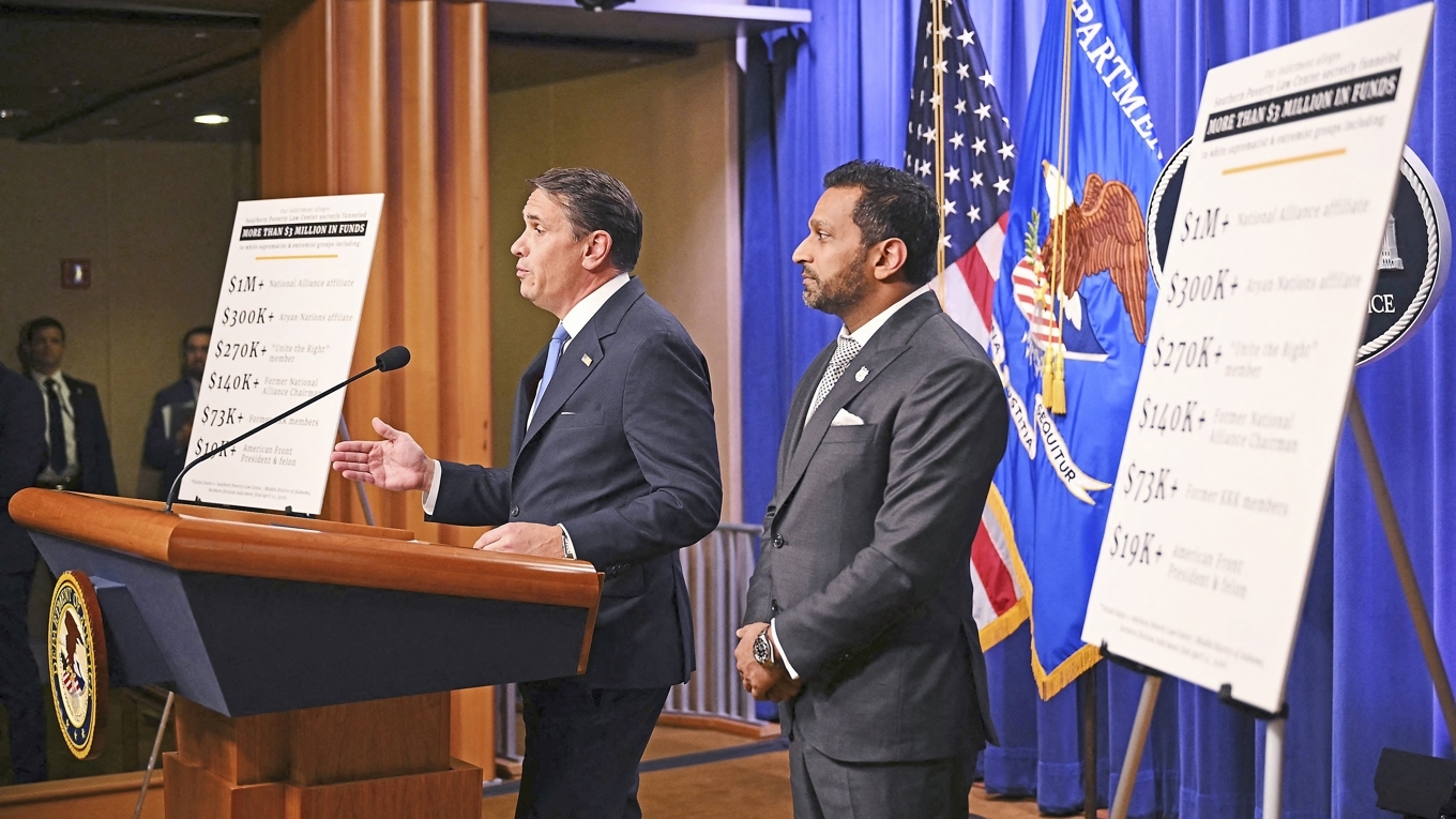 En politisk storm bröt ut när tillförordnade justitieministern Todd Blanche tillsammans med FBI-chefen Kash Patel den 21 april meddelade att man stämmer det tidigare ansedda SPLC för bland annat penningtvätt. Foto: Mandel Ngan/AFP via Getty Images
