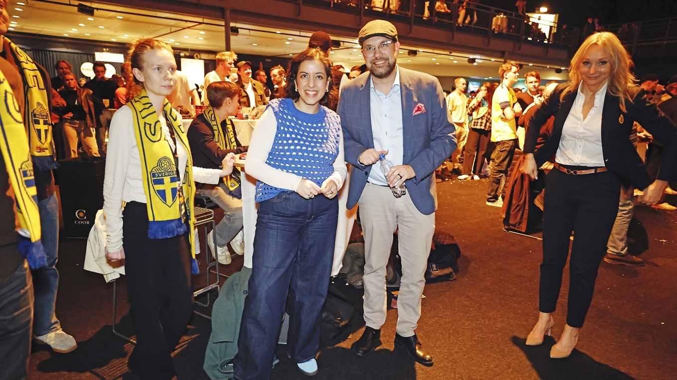 Liberalernas partiledare Simona Mohamsson och Sverigedemokraternas partiledare Jimmie Åkesson följer VM-playoffmatchen mellan Ukraina och Sverige på storbildskärm på Annexet i Stockholm den 23 mars. Foto: Stefan Jerrevång/TT