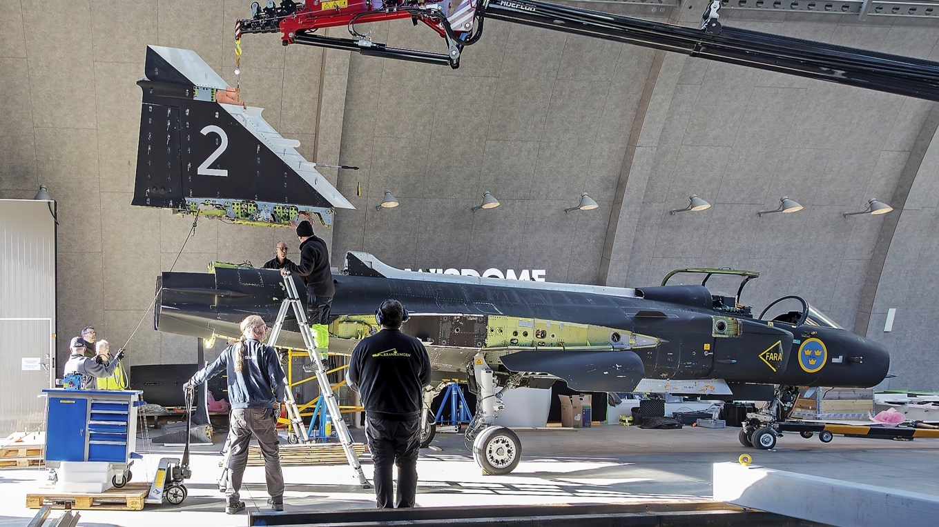 Gripen 39-2 är en del av den nya utställningen ”Drömlandet”, som fortfarande byggs på Tekniska museet och öppnar den 29 april. Foto: Tekniska museet