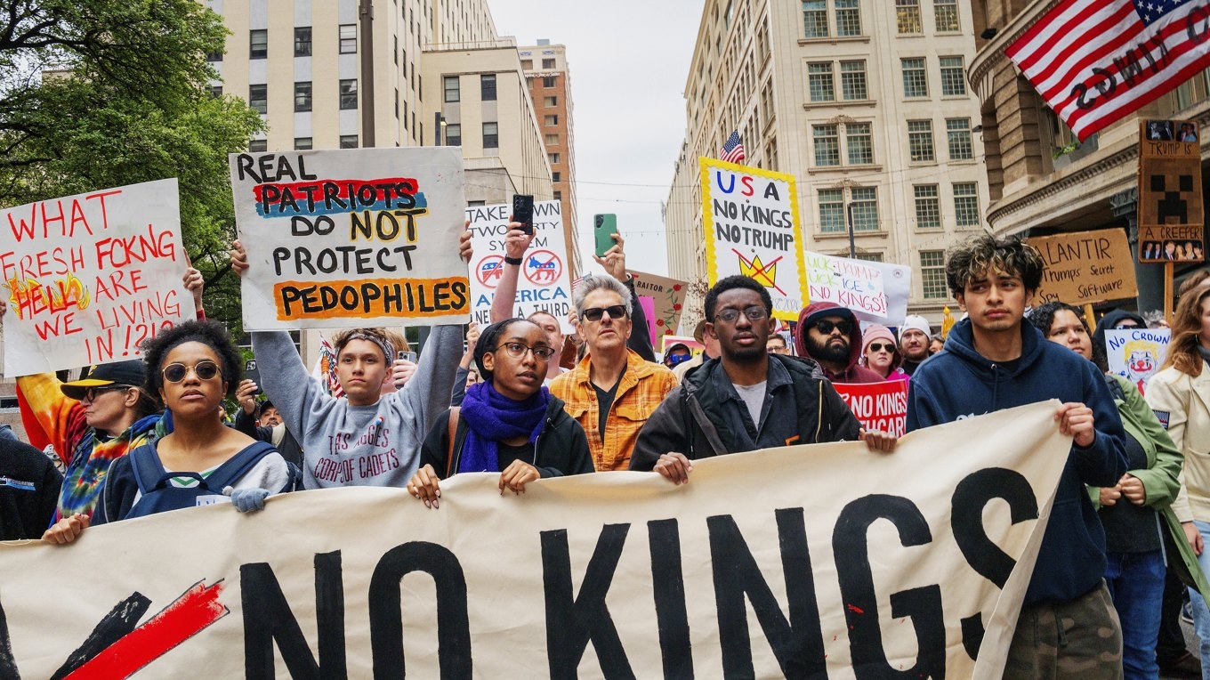 De så kallade No Kings-protesterna i USA samlade förra helgen flera miljoner deltagare. Deras protester var dock i praktiken riktade mot Donald Trump och hans politik, inte för de konstitutionella principer de påstår att han bryter emot. Foto: Brandon Bell/Getty Images