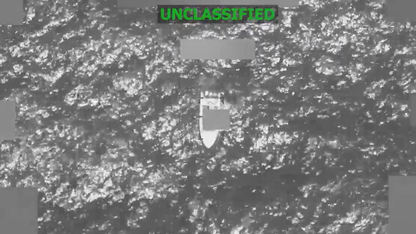 Amerikansk militär slår till mot en så kallad narkotikabåt i östra Stilla havet. Foto: Skärmbild/US Southern Command