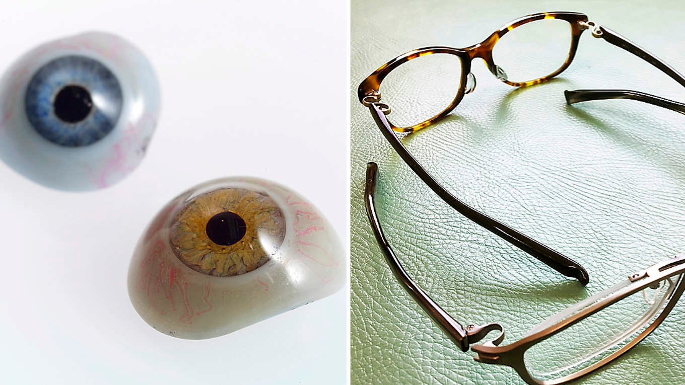 Två glasögon till vänster, två par glasögon till höger.   
Foto: Wellcome Collection, melvil/Wikimedia Commons