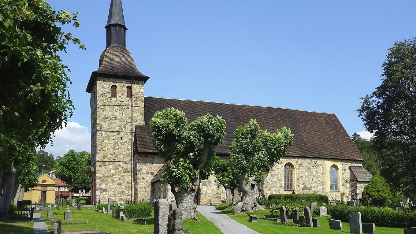 Botkyrka kyrka med rötter från 1100-talet. Kyrkan byggdes till Sankt Botvids ära. Foto: Holger Ellgaard/Wikimedia Commons