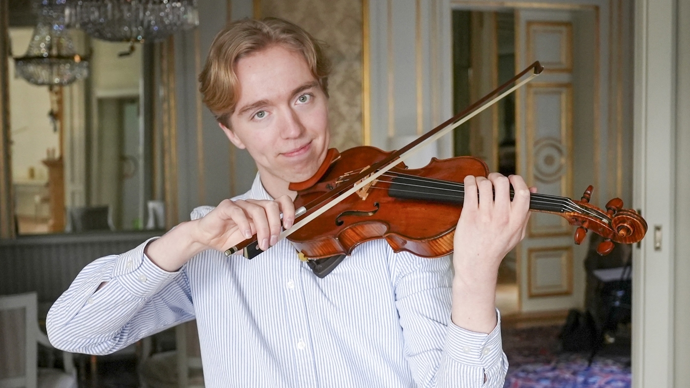 Elias Morgan Grimstad med den 170 år gamla fiolen. Foto: Kungliga Musikhögskolan