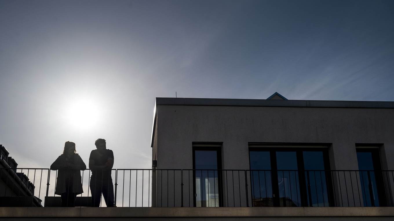 Avlyssning av män kan minska kvinnors utsatthet, det tror Tidöpartierna som vill utreda hur en ny lag skulle kunna se ut. Foto: Thomas Lohnes/Getty Images