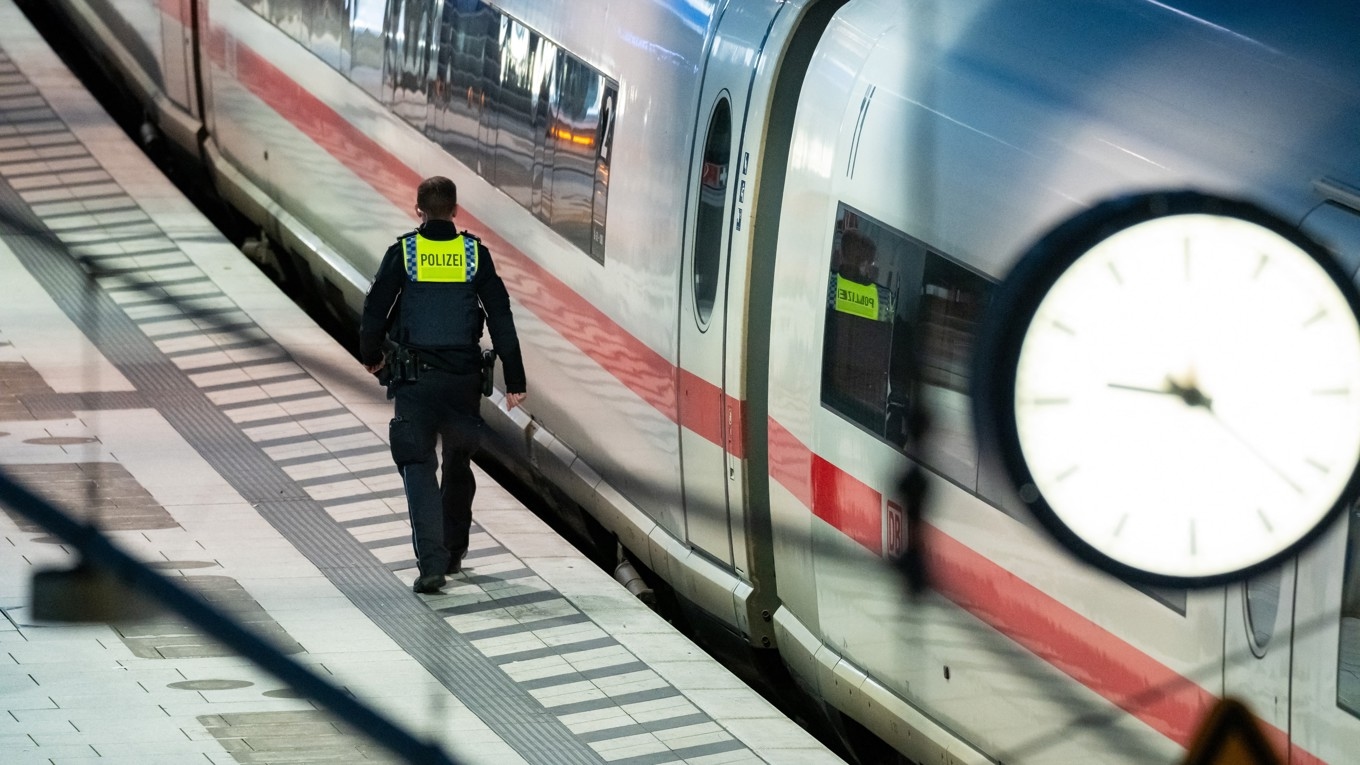 En polis vid ett tåg i Hamburg. Foto: Jonas Walzberg/AFP via Getty Images
