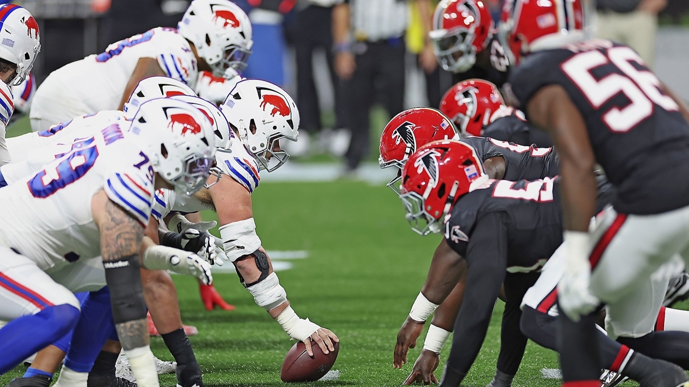 Ett lag i amerikansk fotboll är en metafor för ett företag där alla drar åt samma håll men utför begränsade uppgifter. Fast det är inte alltid det bästa. Här ses Buffalo Bills och Atlanta Falcons förra året i Atlanta. Foto: Kevin C. Cox/Getty Images