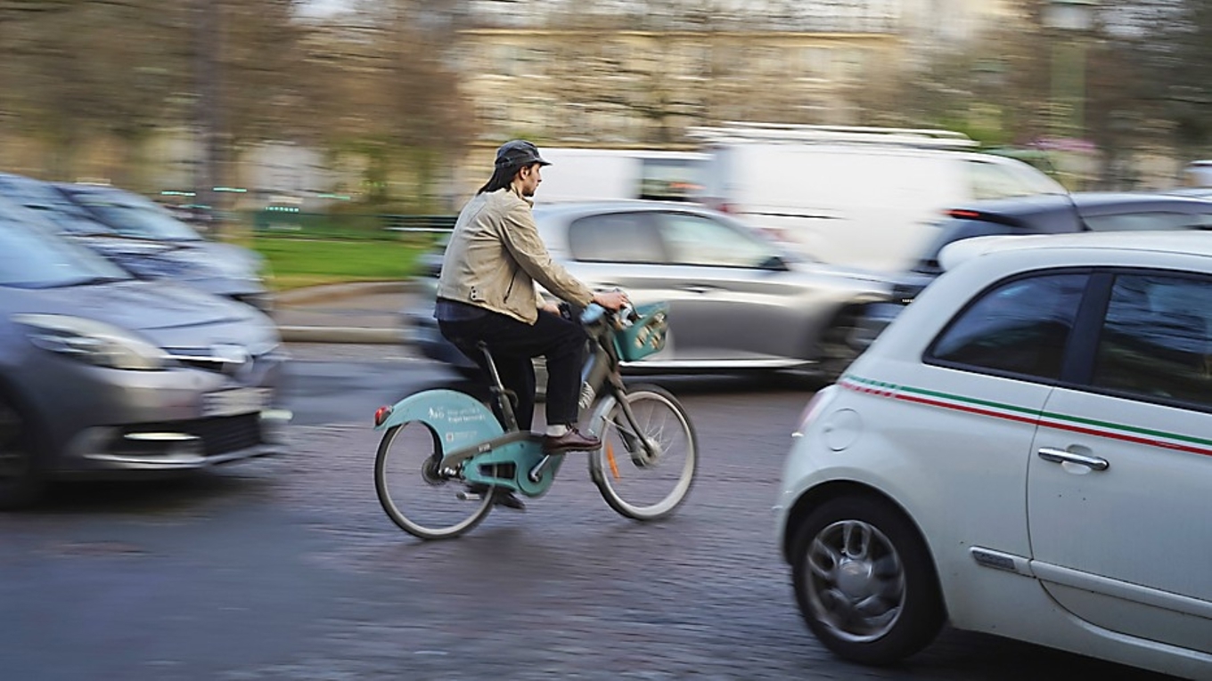 En vild cykelfärd genom Paris – nu gäller nya spelregler. Foto: Laure Boyer/AFP