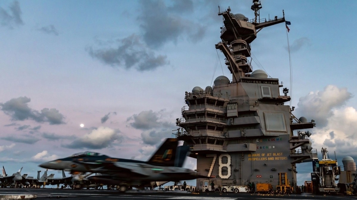 Ett F/A-18F Super Hornet-flygplan, tillhörande Strike Fighter Squadron 213, landar på flygdäcket på världens största hangarfartyg, USS Gerald R. Ford (CVN 78), under insatsen till stöd för Operation Epic Fury den 2 mars i Medelhavet. Foto: U.S. Navy via Getty Images