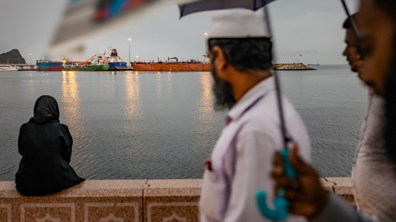 Fartyg i hamnen i Muscat i Oman. Hamnen ligger i Omanbukten, som också omfattas av USA:s blockad. Foto: Elke Scholiers/Getty Images