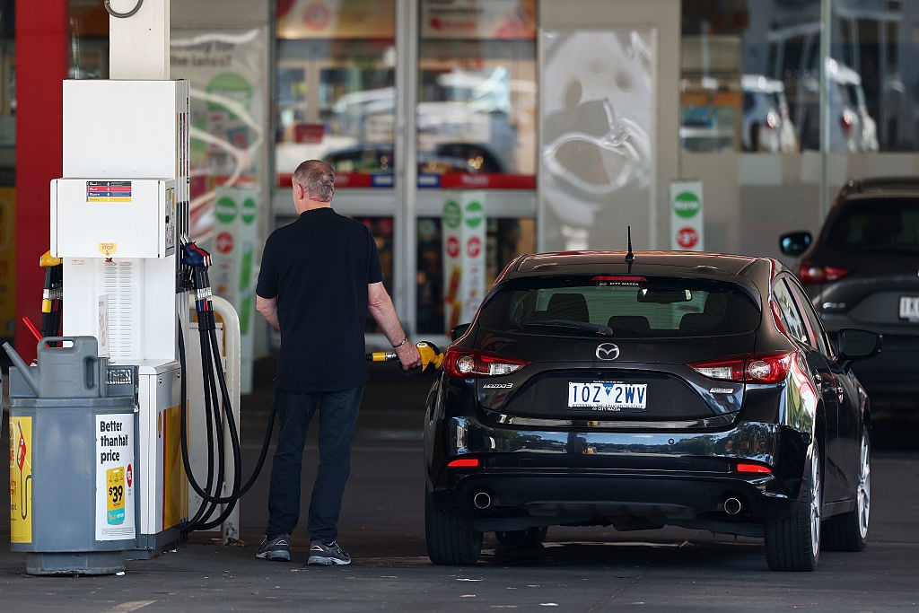 Tankning i Melbourne, Australien. Bränslekrisen får nu Australierna att tänka en extra gång kring långa resor. Foto: Morgan Hancock/Getty Images
