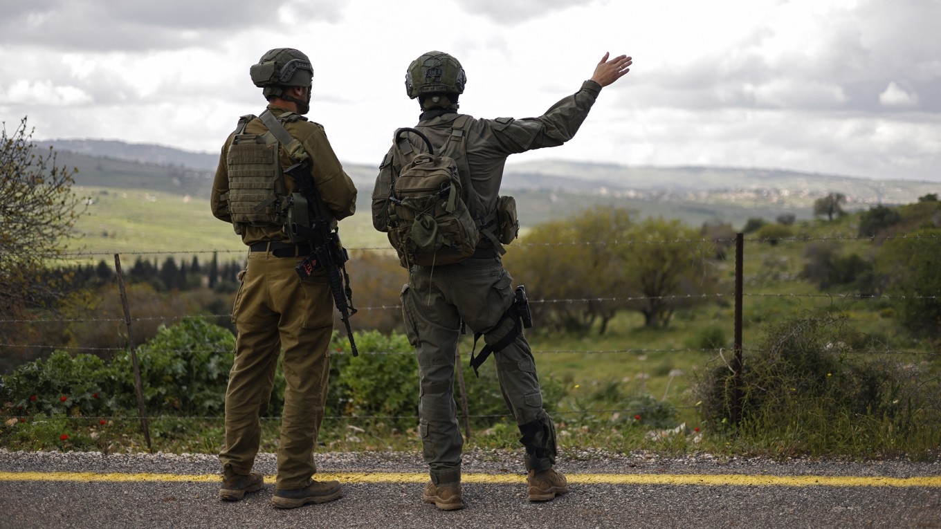 Israeliska soldater vid gränsen mellan Israel och Libanon den 10 april. Foto: Jalaa Marey/AFP via Getty Images