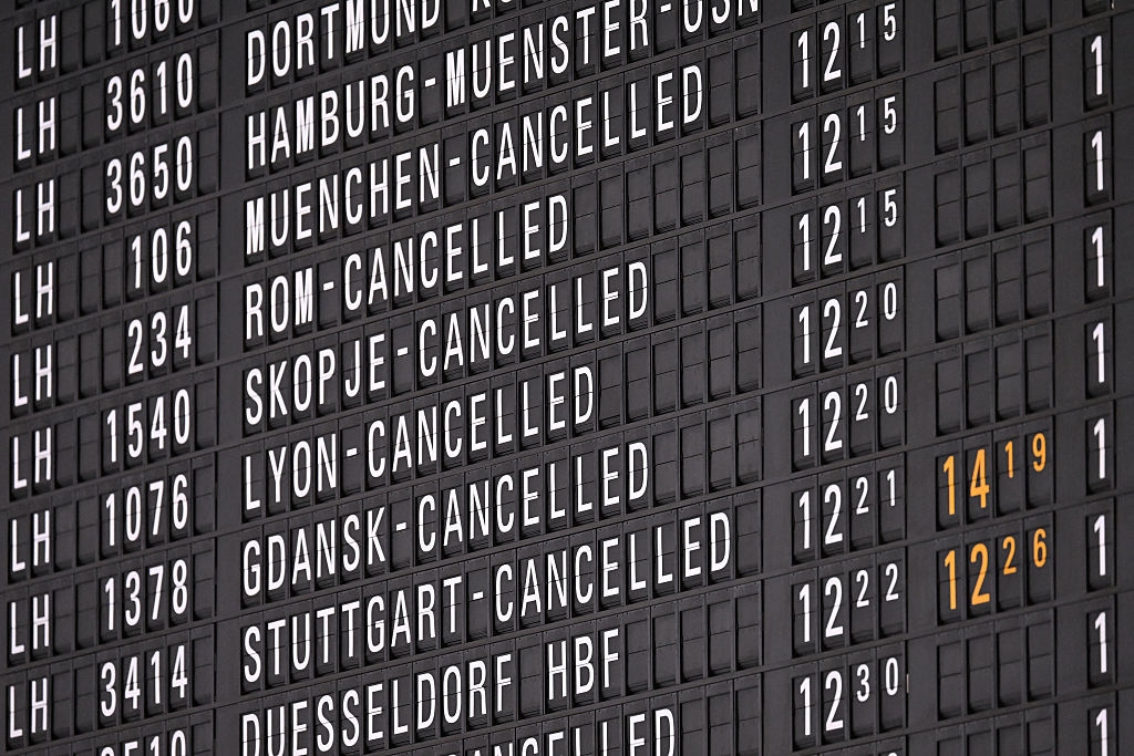 Flygtavla med inställda flyg på Frankfurts flygplats i Tyskland. Dessa inställningar var dock resultatet av en strejk tidigare under april. Foto: Kirill Kudryavtsev/AFP via Getty Images