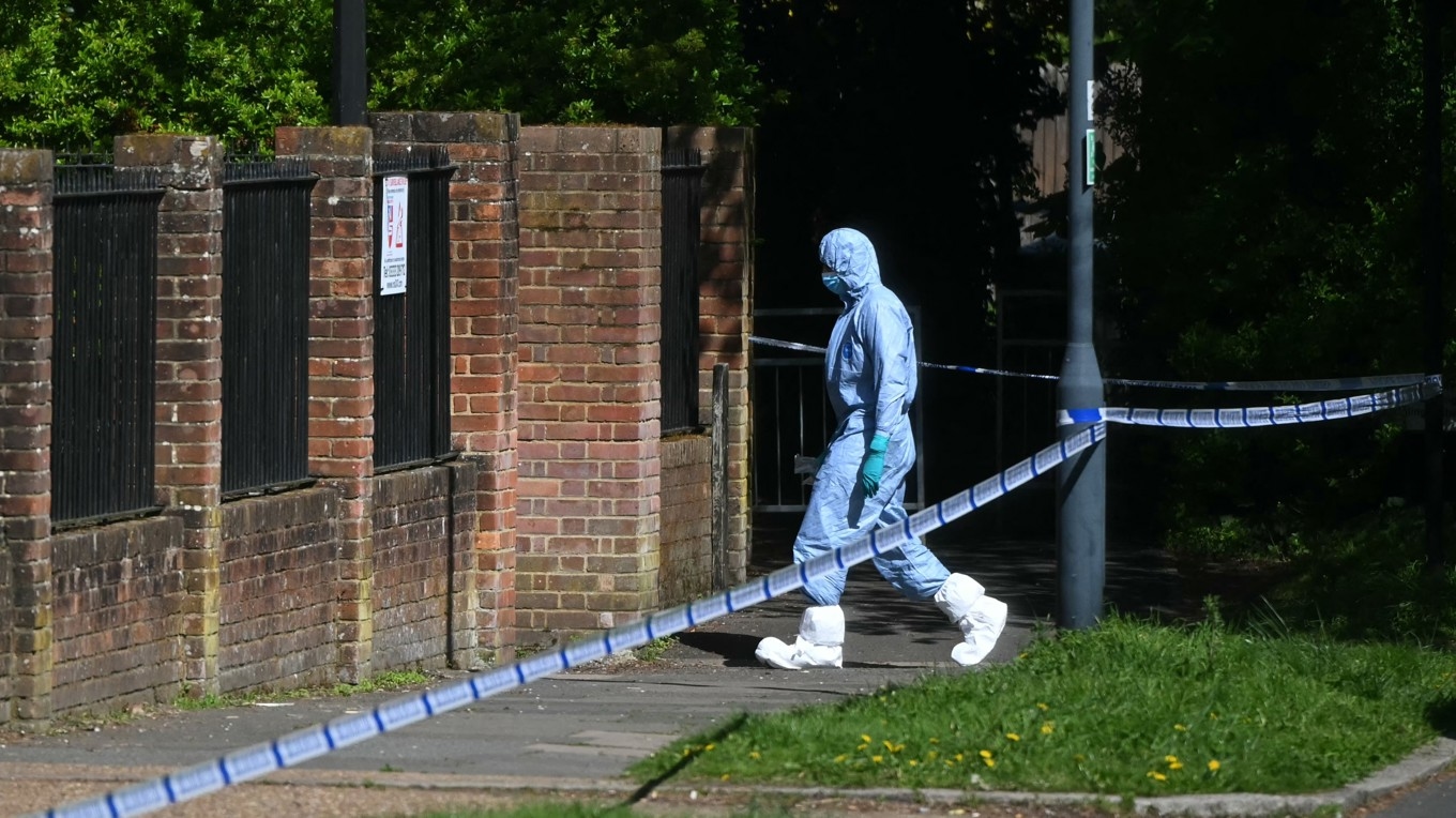 En kriminaltekniker arbetar inom avspärrningen som satts upp nära Kenton United Synagogue i Harrow i nordvästra London den 19 april. (Foto: Justin Tallis/AFP via Getty Images
