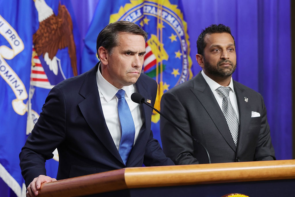 USA:s justitieminister Todd Blanche och FBI-chefen Kash Patel under presskonferensen i Washington den 21 april. Foto: Anna Moneymaker/Getty Images