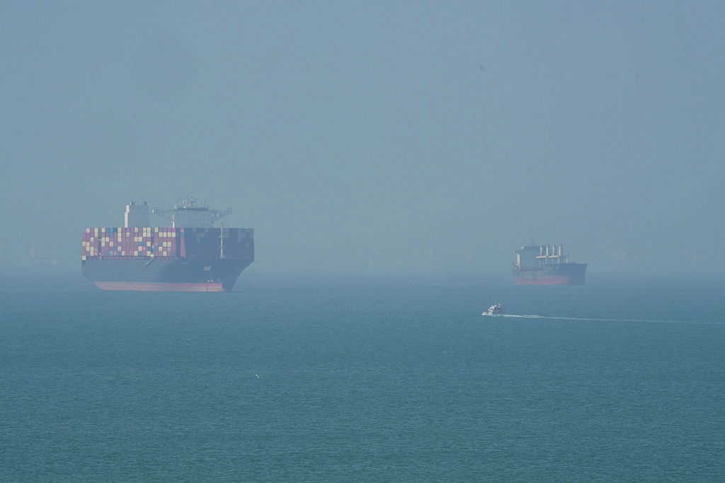 Containerfartyg i Hormuzsundet. Det är inte bara svårt för Kina att få ut olja genom sundet, utan även att få in exportvaror. Foto: Asghar Besharati/Getty Images